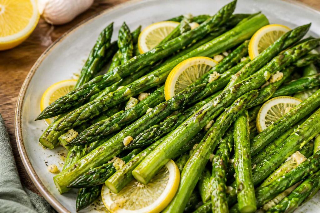 Asperges sautées au beurre et citron : recette simple