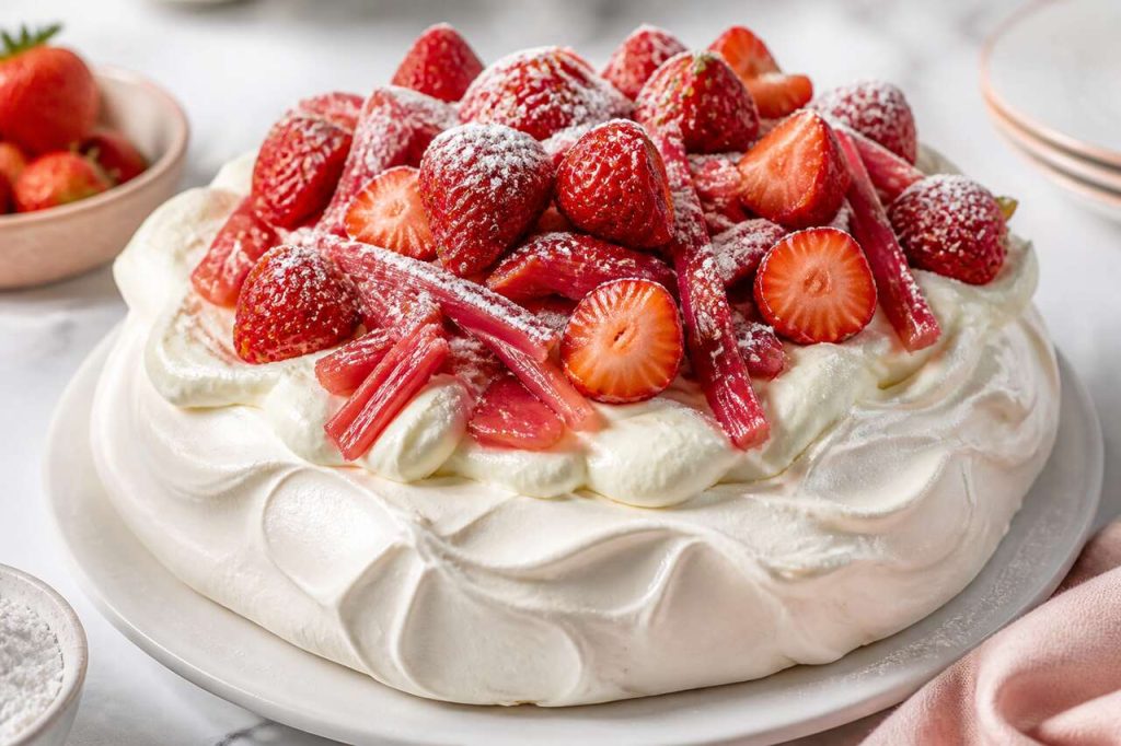 Recette de pavlova fraises et rhubarbe confite