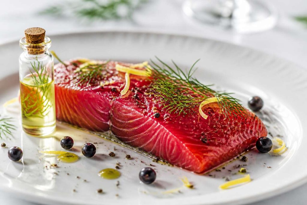 Gravlax de saumon à la betterave : recette simple et délicieuse